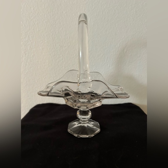 Sweet glass basket. 11”H x 9”L - Picture 3 of 11